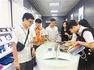 200多臺灣學子華強北體驗創客市場 兩岸科技交流的新紐帶